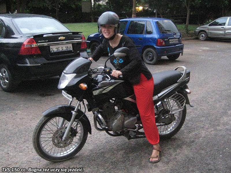 TVS 150cc. Bogna również uczy się jeździć