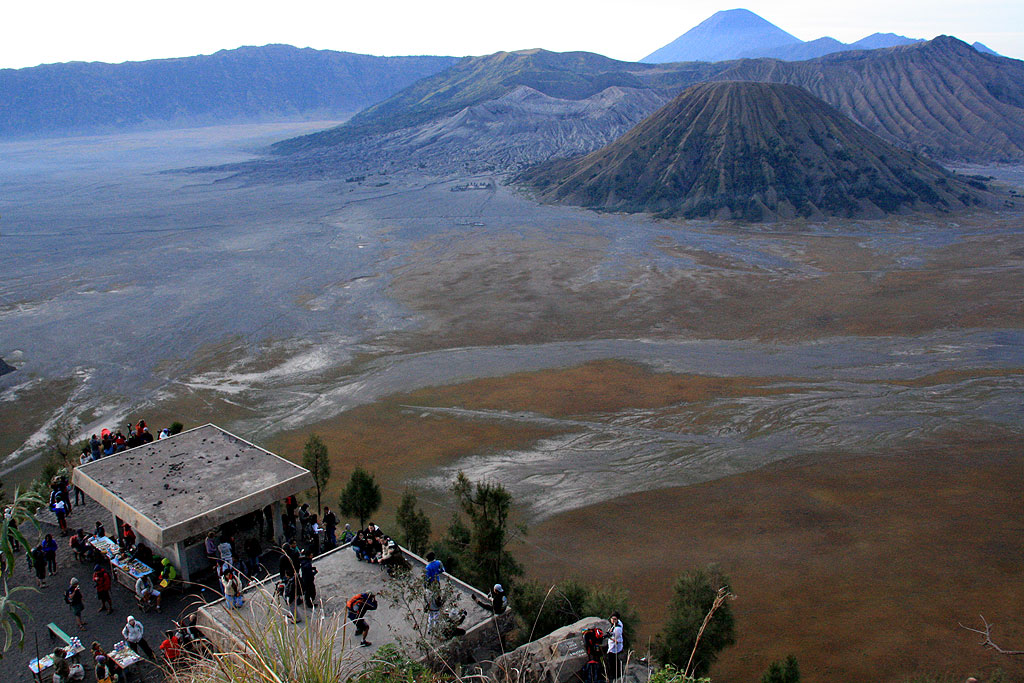 Widok na wulkan Bromo i Gunung Semeru