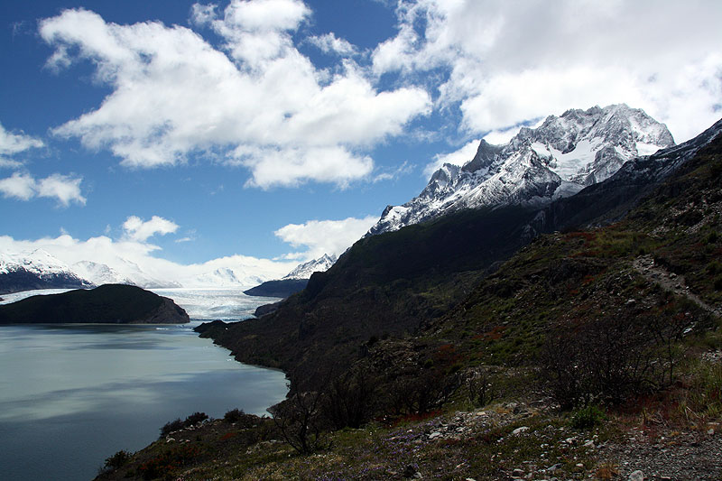 Lago Grey, Lodowiec Grey (w tle Patagonian Ice Cap, czyli Hielo Sur), nad całością góruje Cerro Catedral (2169 m)