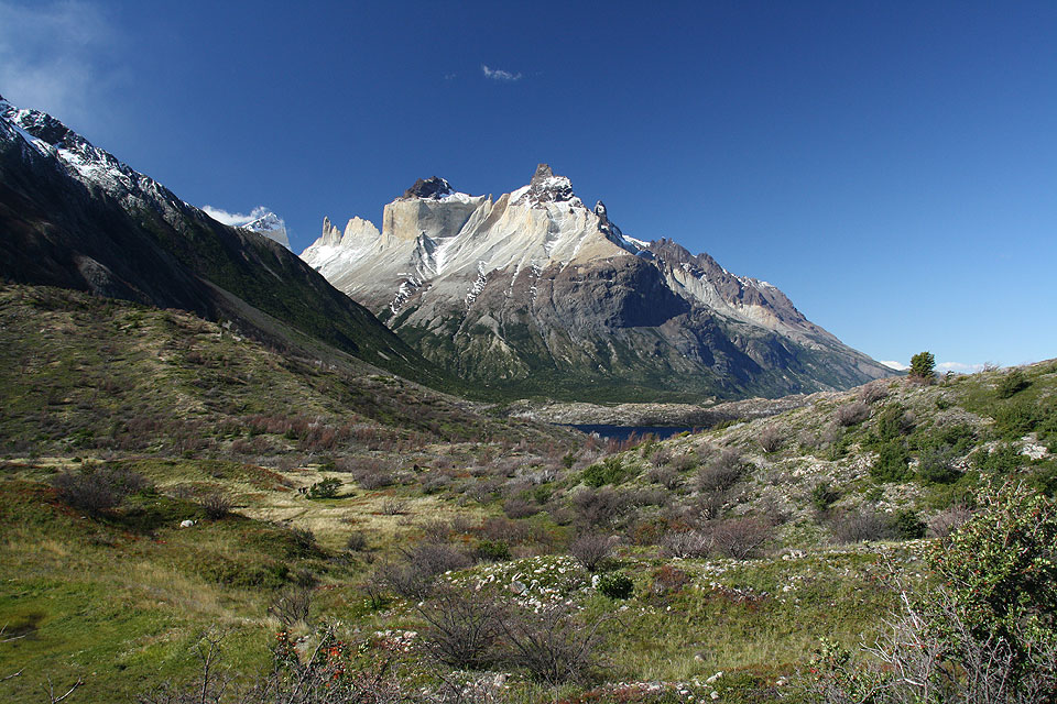 Cuernos del Paine (2600 m), widok z okolic Refugio Pehoe