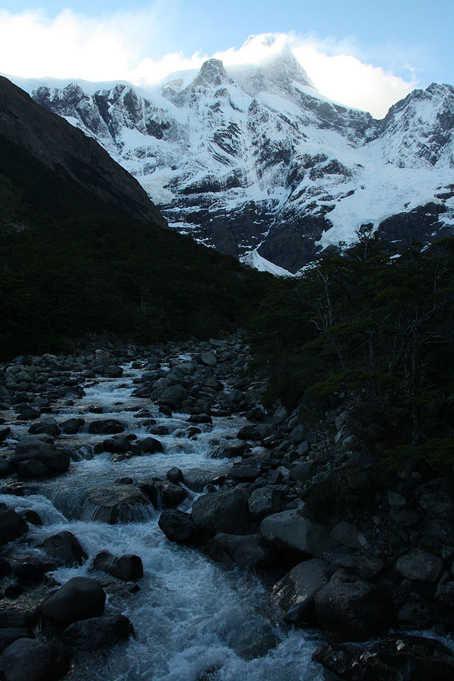 W Campamento Italiano. Cerro Paine Grande od wschodu i spływający zboczem lodowiec Frances.