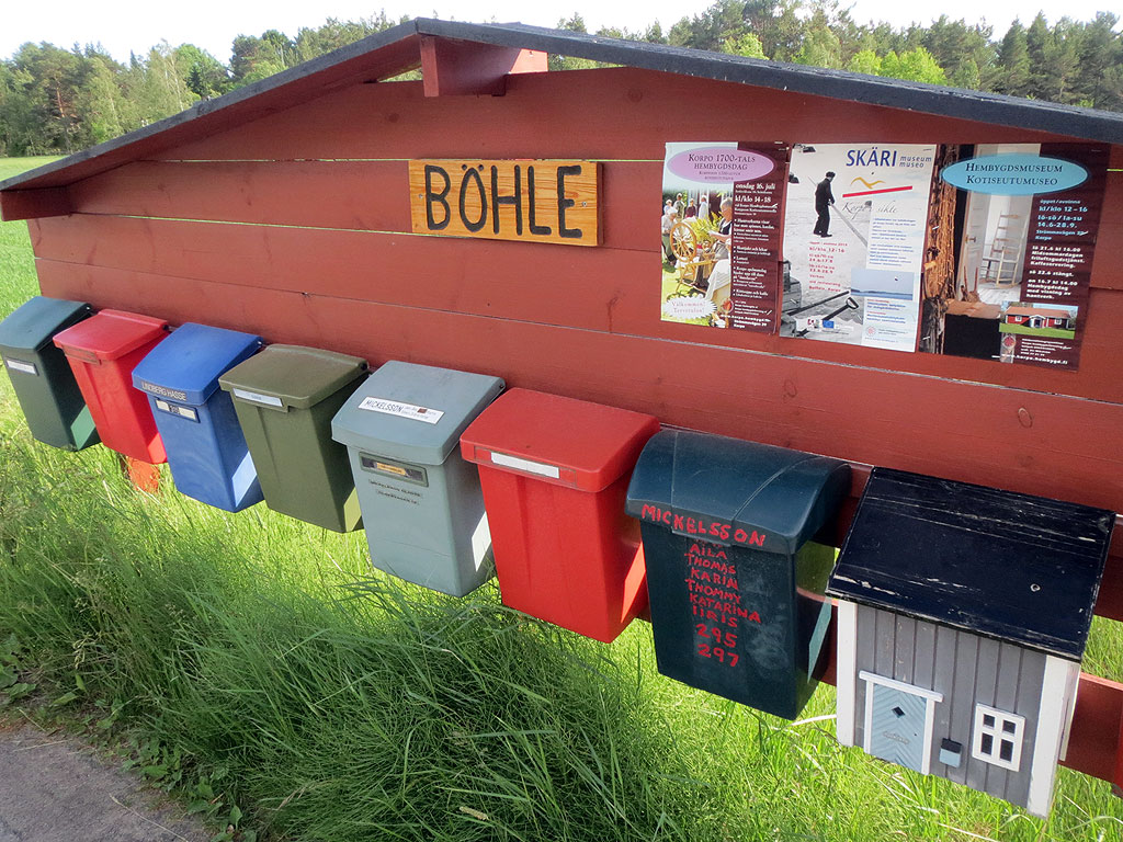 Kolorowe skrzynki na listy, przyczółek Bohle na Korpo.