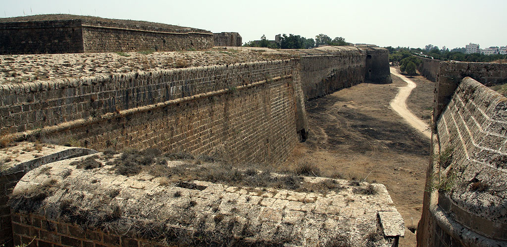 Potężne mury miejskie Famagusty, długie na cztery kilometry