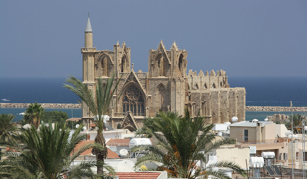 Dawna katedra w Famaguście, w której podczas Wypraw Krzyżowych koronowano Królów Jerozolimy.  Pięćset lat temu zamieniona przez Turków w meczet.