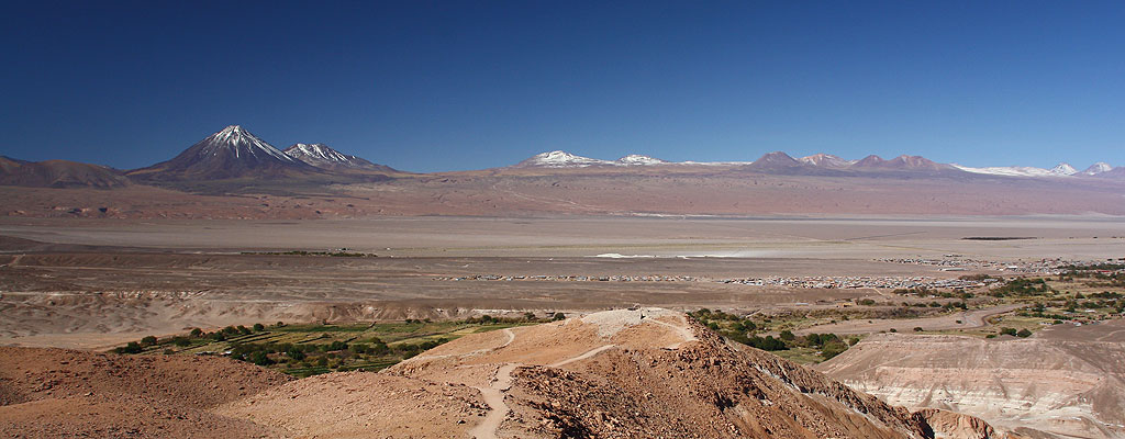 Widok na oazę San Pedro de Atacama (2500 m) oraz wulkan Licancabur (5916 m)