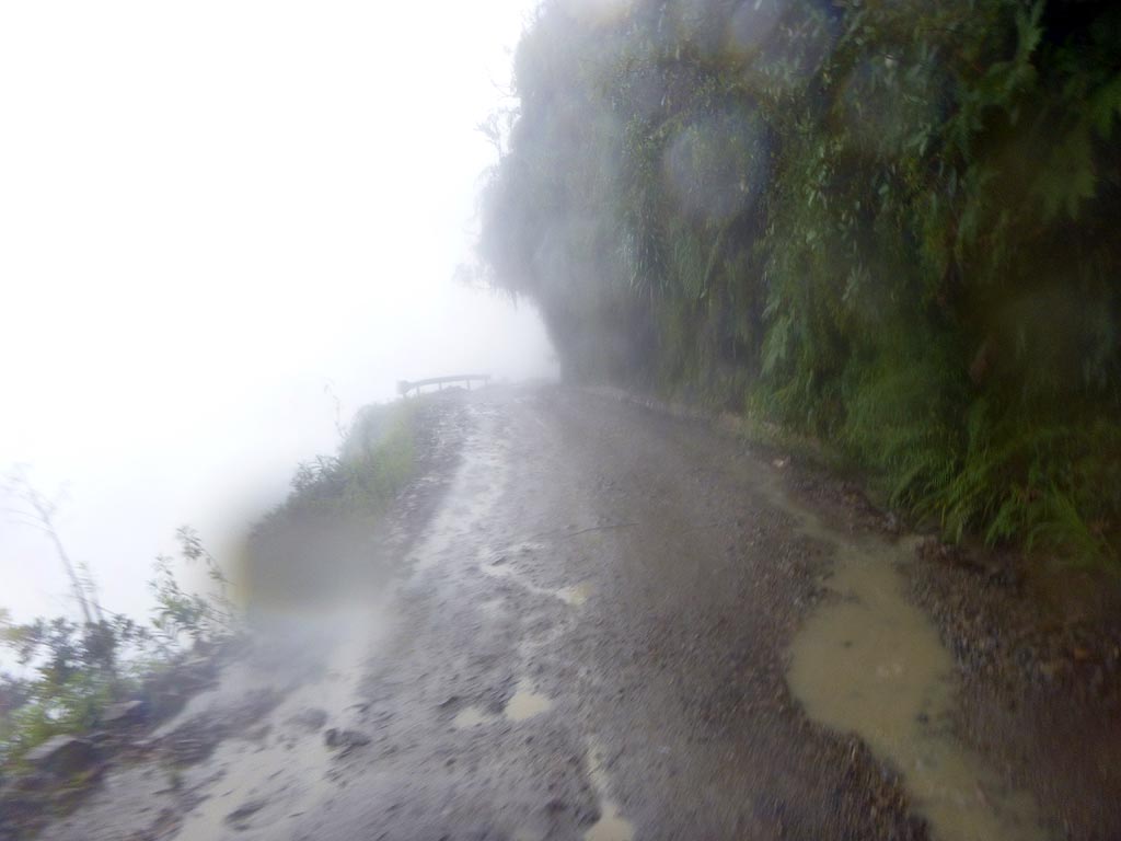 Najbardziej niebezpieczna droga na swiecie w deszczu.