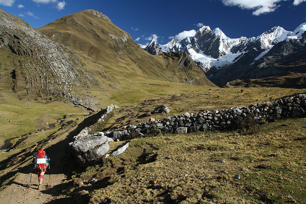 Koniec dnia trzeciego. Dotarliśmy do Janca, w tle  Jirishanca (6094 m)