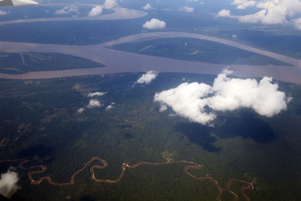Widok na Amazonke z samolotu do Iquitos, juz 4 tysiace kilometrow od ujscia jest wieksza niz Wisla