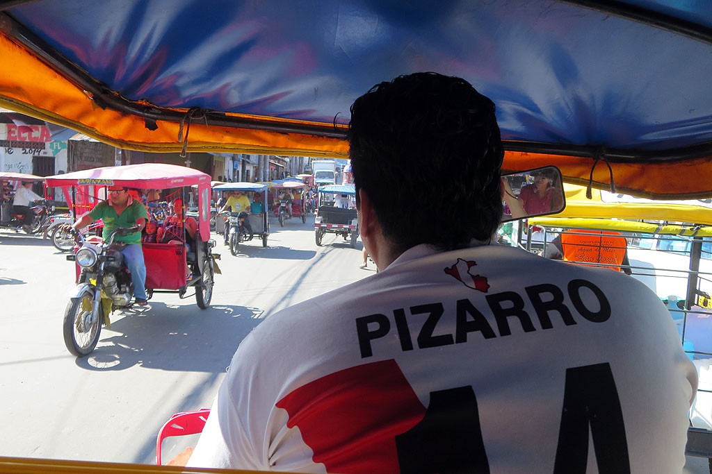 Kierowca motorykszy jest wiernym fanem reprezentacji Peru, w ktorej Pizarro jest skutecznym napastnikiem