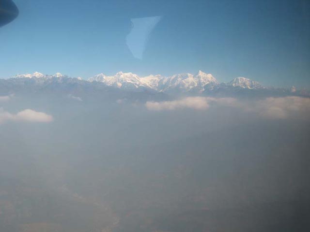 08-11-2003 10:32. W samolocie do Lukli. Samolot Twin Otter DHC-6 zabiera 16 osób. Na pierwszym planie widoczne śmigło Ottera, w tle szczyty Himalajów o wysokości 6000-6500 m